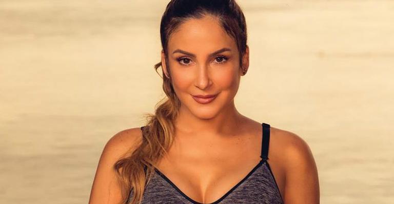 Com sono, Claudia Leitte paparica o filho mais novo no aniversário de 7 anos: ”Veio correndo pra minha cama”