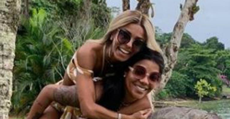 Ludmilla e Brunna Gonçalves fazem selfie com biquíni neon e ostentam curvas naturais