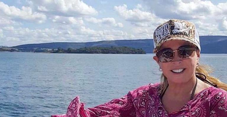 Aos 61 anos, Zilu Camargo posa com vestido curtinho à beira da piscina e ostenta pernões