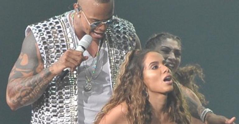 Anitta eleva temperatura e protagoniza momento sexy com Leo Santana