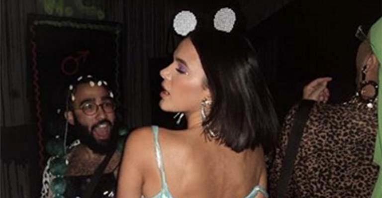 Bruna Marquezine seduz em novas fotos da festa de aniversário