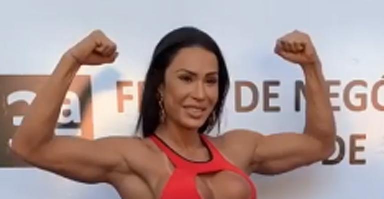 Gracyanne Barbosa causa em evento com shortinho jeans tamanho PP