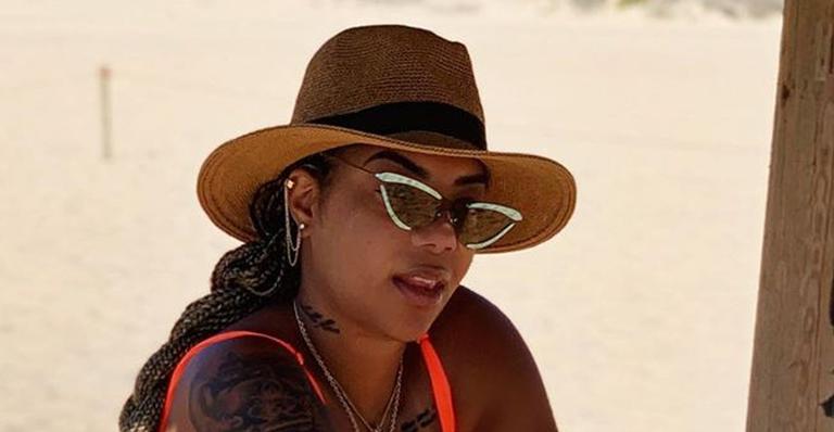Ludmilla empina o bumbum usando um biquíni ousado e corpo poderoso rouba a cena