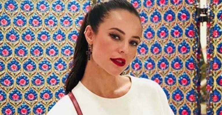 Paolla Oliveira exibe bumbum em calça transparente em foto como Vivi Guedes