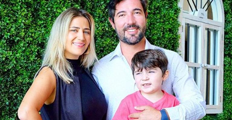 Sandro Pedroso posa ao lado de Jessica Costa e desabafa: ”Tentaram destruir a minha família”