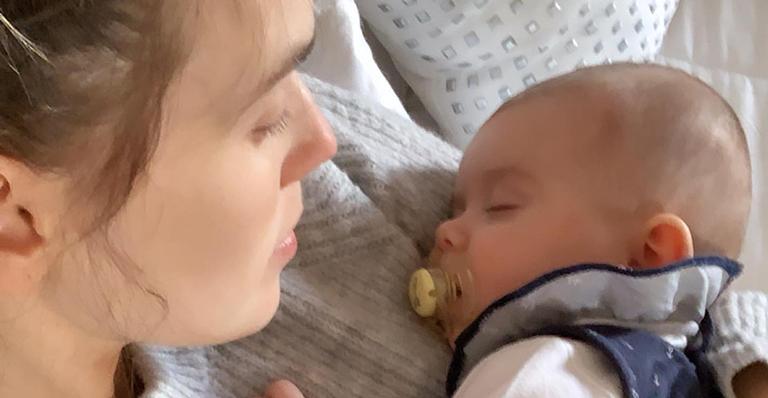 Mãe coruja, Thaeme encanta fãs ao registrar o sono de Liz: ”Sonhando”