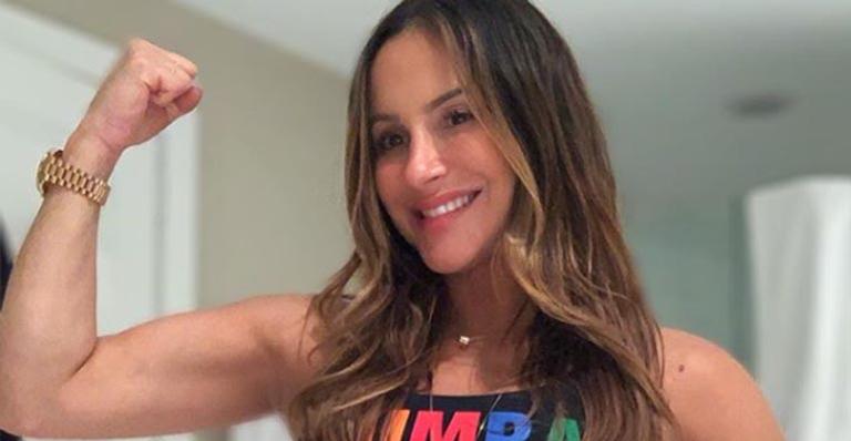 Grávida de 9 meses, Claudia Leitte exibe barrigão ao surgir apenas de top