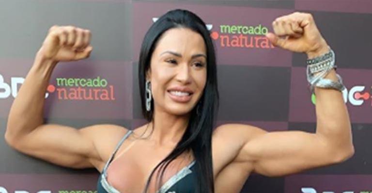 Gracyanne Barbosa choca com barriga negativa e short jeans minúsculo em evento