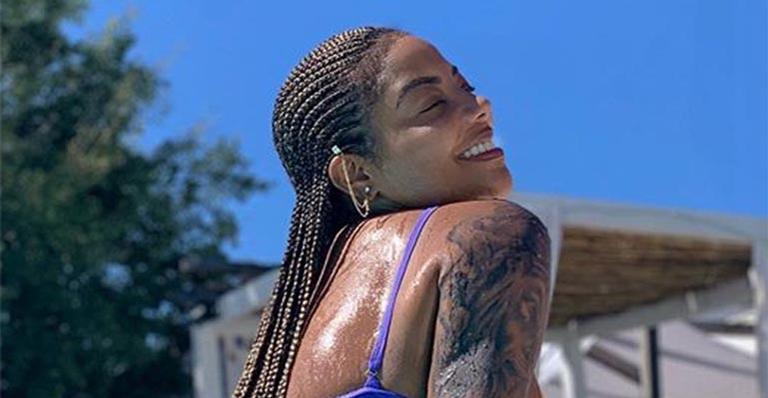 Ludmilla empina o bumbum ao usar biquíni fio dental na piscina