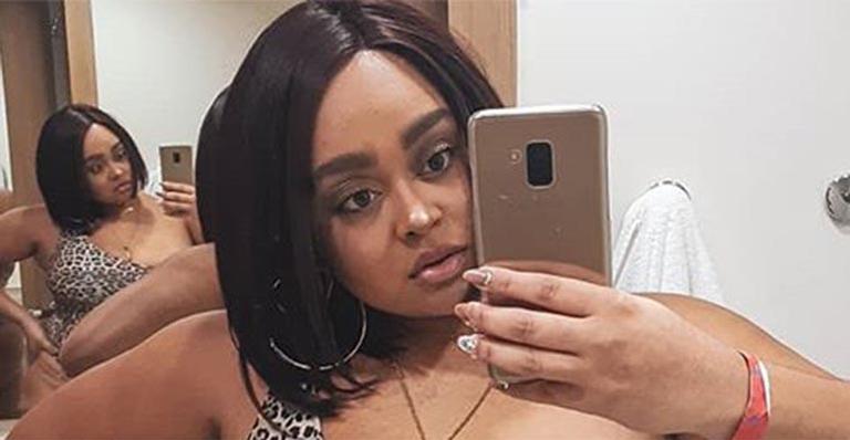 Ex-BBB Rízia surge com maiô ousado e cavado em selfie no espelho