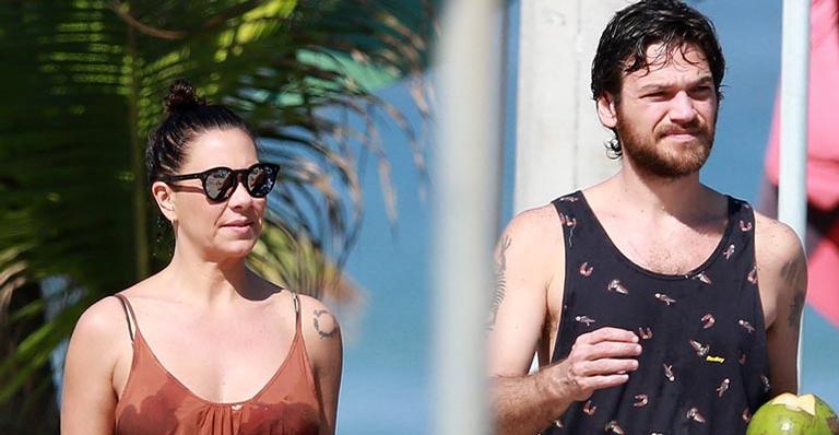 Fabíula Nascimento exibe corpão em dia na praia com Emilio Dantas