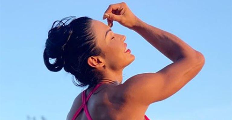 Gracyanne Barbosa usa shortinho mínimo e empina o bumbum em foto ousada
