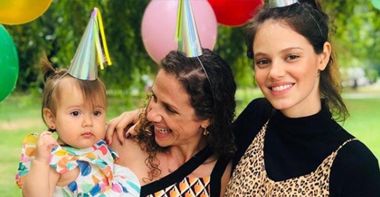 Grávida, Laura Neiva celebra o aniversário de 1 ano da irmã caçula