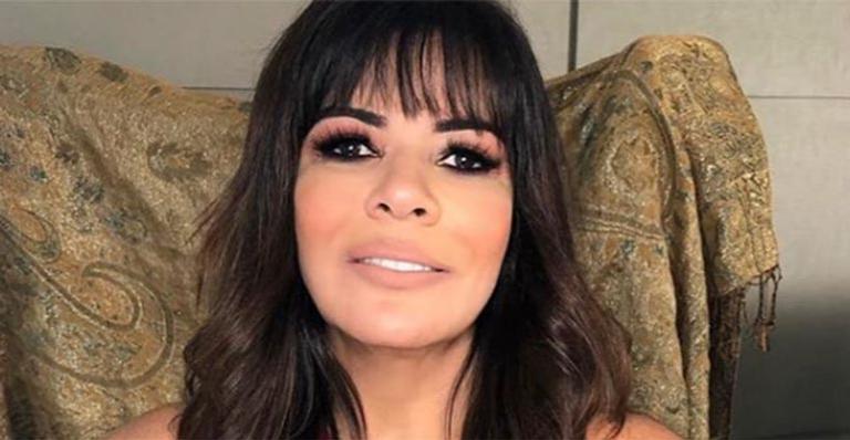 Mara Maravilha surge com biquíni cortininha em dia na piscina com Leo Dias