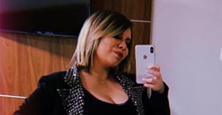Grávida, Marília Mendonça surge com minissaia justíssima e decote em novo look