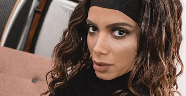 Anitta encontra estrias enormes na perna e cai na risada