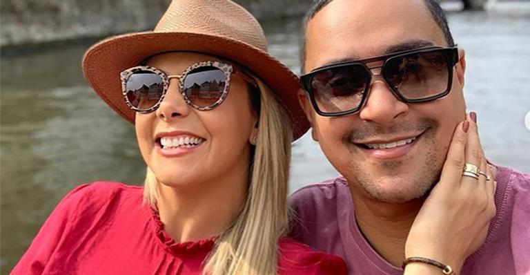 Aos 41 anos, Carla Perez exibe corpão ao usar maiô e asas de borboleta na piscina