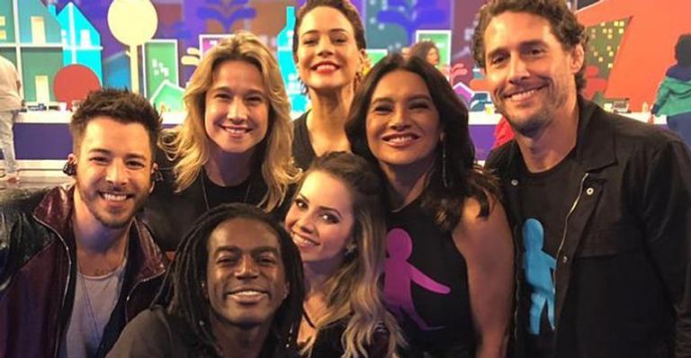 Famosos se divertem nos bastidores do Criança Esperança