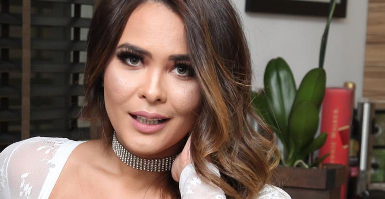 Geisy Arruda surge vestida para causar e posa sensual em evento público