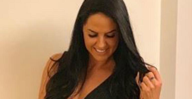 De vestido justinho, Graciele Lacerda ostenta cintura fina e pernões poderosos na web