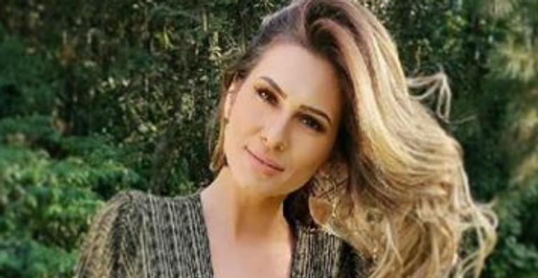 Lívia Andrade aposta em decote profundo e magreza rouba a cena