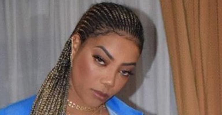 Ludmilla causa e abre o macacão para mostrar corpão em foto sexy