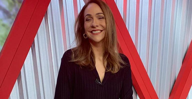 Maria Beltrão se empolga e aparece rebolando durante programação da Globo News