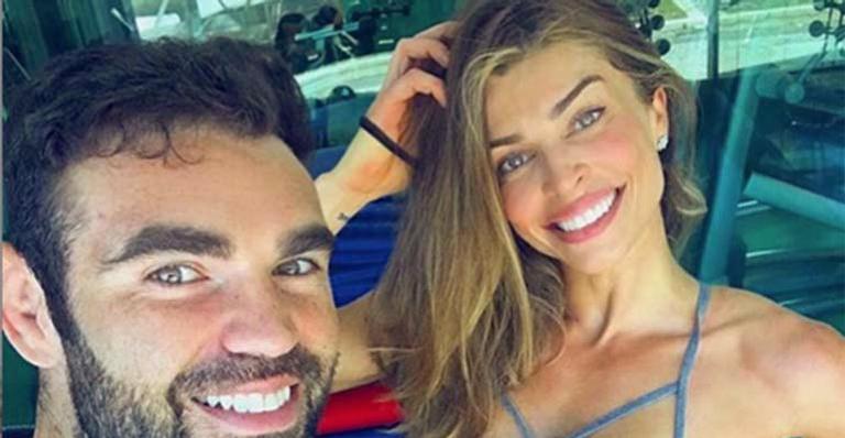 Barriga negativa de Grazi Massafera rouba a cena em foto com personal
