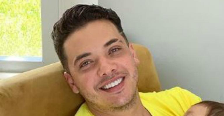 Wesley Safadão veste o caçula de cavalinho e celebra 11 meses do pequeno: ”Meu Pocotó”