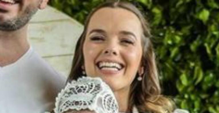 Filha de Thaeme completa quatro meses de vida e ensaio derrete fãs
