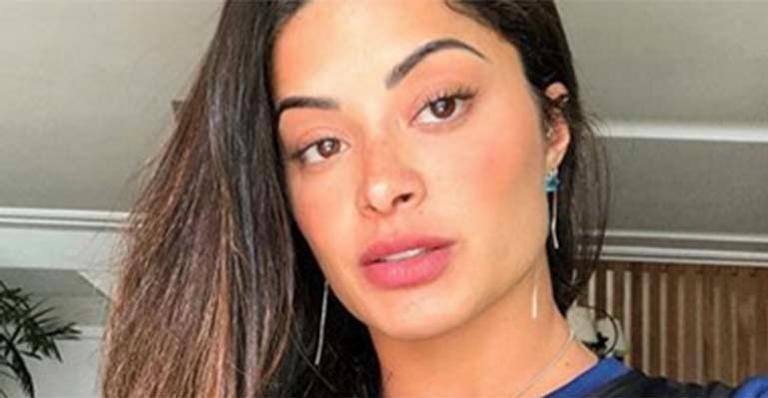 Aline Riscado empina bumbum em piscina e eleva a temperatura na web