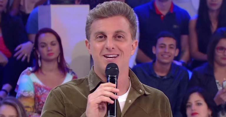 Luciano Huck fica sem graça ao levar cantada de homem na TV