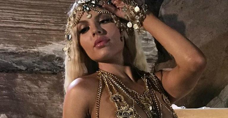 Luísa Sonza surge praticamente nua em clipe e é comparada a Pabllo Vittar