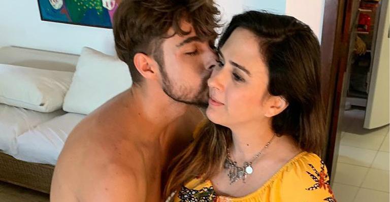 Tatá Werneck surge dormindo no chão com barrigão no sétimo mês de gravidez