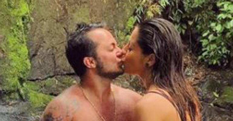 Grávida, esposa de Thammy Miranda surge de biquíni mas bumbum gigante rouba a cena