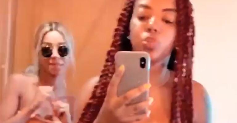 Ludmilla rebola de biquíni cavado ao lado da namorada e seduz mostrando bumbum