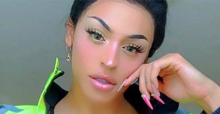 Pabllo Vittar surge com seios volumosos ao usar top decotado