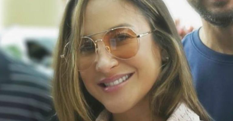 Claudia Leitte encanta seguidores ao mostrar amamentação da filha recém-nascida, Bela