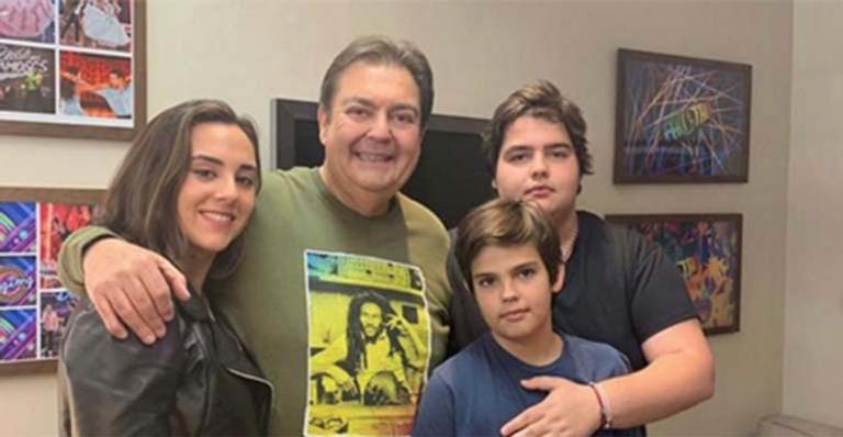 Filho de Faustão vai embora e apresentador decide sair de mansão em São Paulo