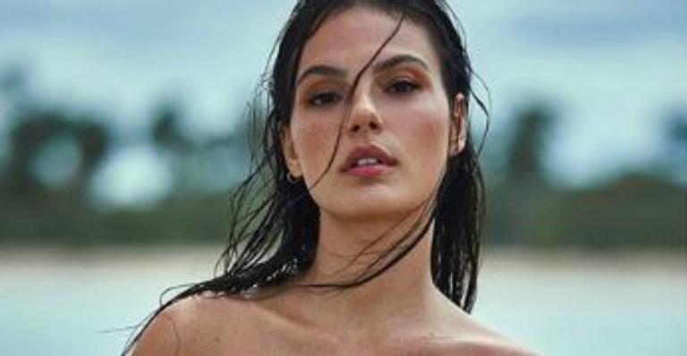 Isis Valverde ostenta curvas naturais em clique de biquíni na praia e arranca suspiros