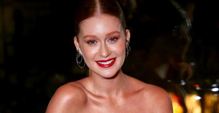 Marina Ruy Barbosa causa com microvestido tomara que caia em evento