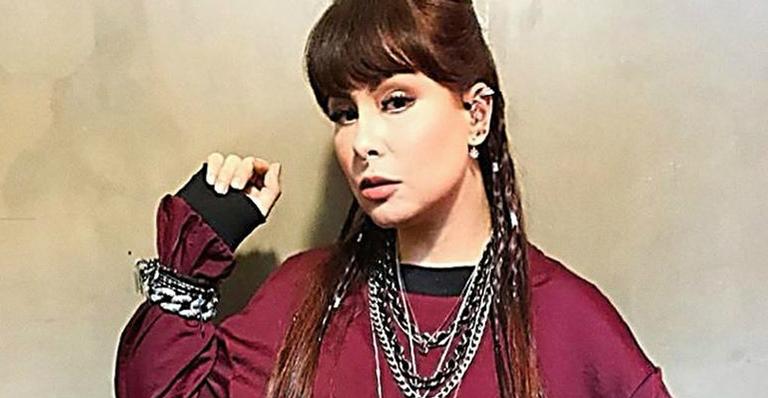 Aos 41 anos, Pitty posa de lingerie e mostra bumbum no espelho