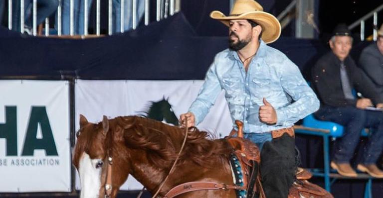 Sorocaba é acusado de maus tratos a animais por foto em rodeio: ”Coitado do cavalo”