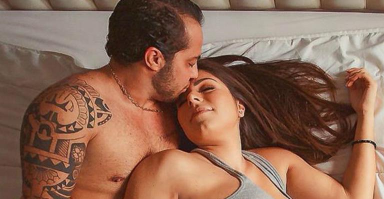 Thammy Miranda surge só de cueca com a esposa na cama e comemora 5 meses de gravidez
