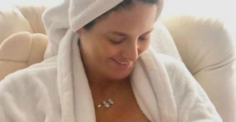 Tici Pinheiro comove fãs ao surgir amamentando a caçula e filosofa: ”Dar valor a cada segundo”