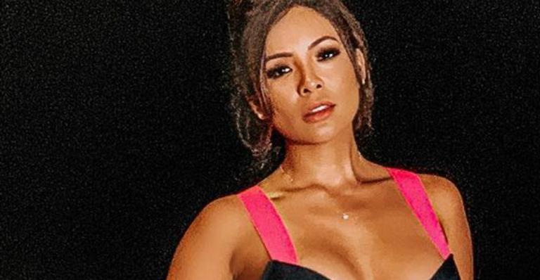 Carol Nakamura surge de top decotado e shortinho e deixa seguidores sem ar: ”Que saúde”