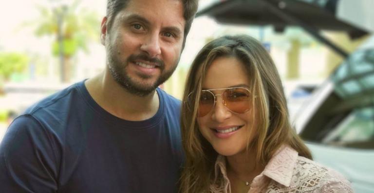 Claudia Leitte flagra o marido trocando a fralda da bebê recém-nascida e encanta seguidores