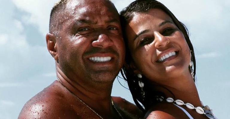 Aos 41 anos, esposa de Tiririca posa de biquíni e arranca elogios ao lado do humorista: ”22 anos de união”