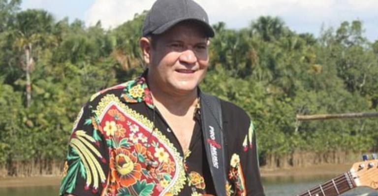 Ximbinha posa com filha que teve fora do casamento com Joelma pela primeira vez: ”Papai te ama”