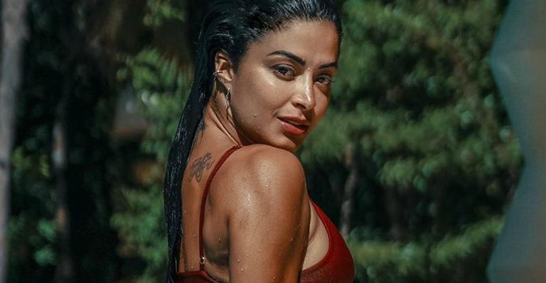 Aline Riscado empina bumbum à beira da piscina e seguidores questionam: ”Você tem estrias?”